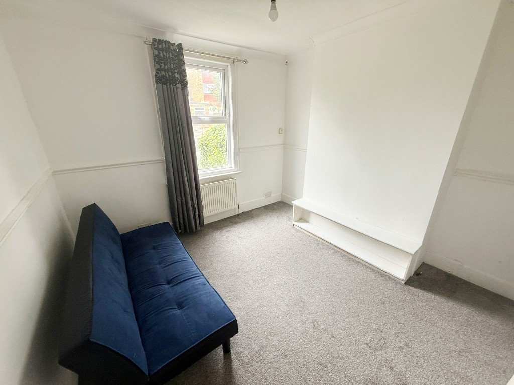 Lot: 118 - MID-TERRACE HOUSE FOR REFURBISHMENT - Room